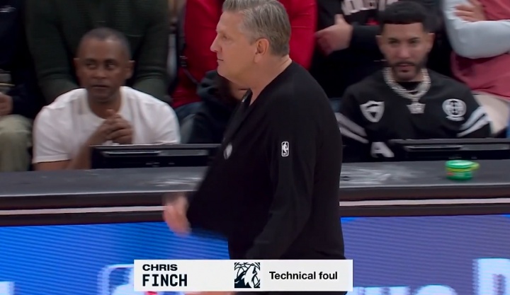 华体会官网-亏死了！杜兰特一路扯着戈贝尔球衣最后终于帽掉 芬奇抱怨还吃一T